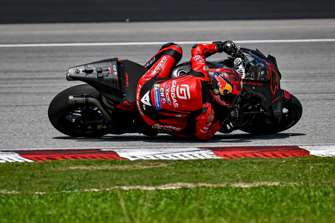 Pol Espargar&oacute; conduce su moto. / Studio Milagro
