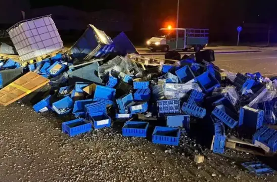 Carga de un cami&oacute;n sobre la v&iacute;a tras un accidente. / PMV