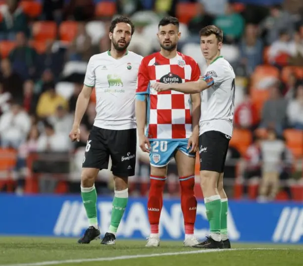 Un jugador del Lugo entre Germ&aacute;n y Sa&uacute;l, del Racing. / LALIGA