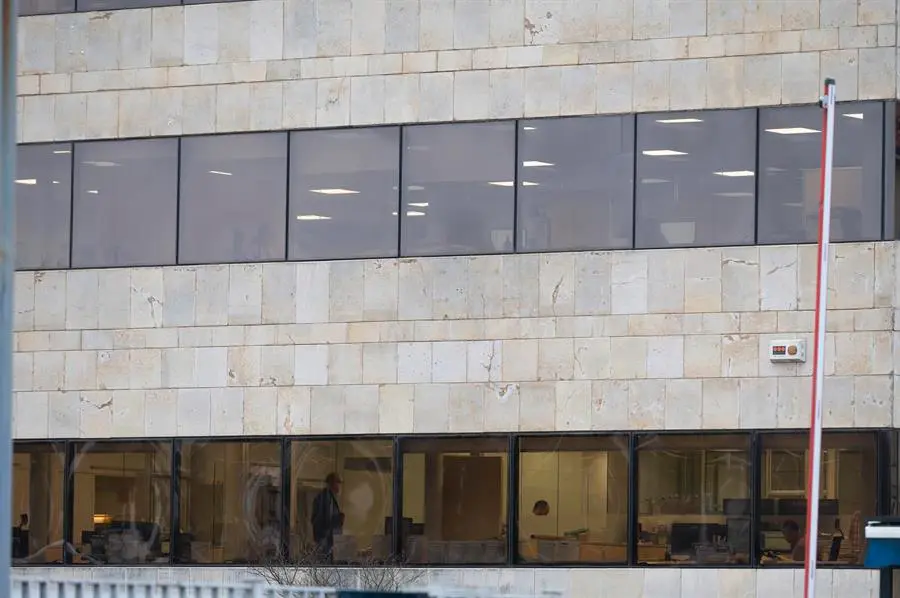 a empresa Aspla este viernes, durante la celebraci&oacute;n de un refer&eacute;ndum en la f&aacute;brica para ratificar el preacuerdo alcanzado en la tarde del domingo 19 de marzo. EFE / Pedro Puente Hoyos