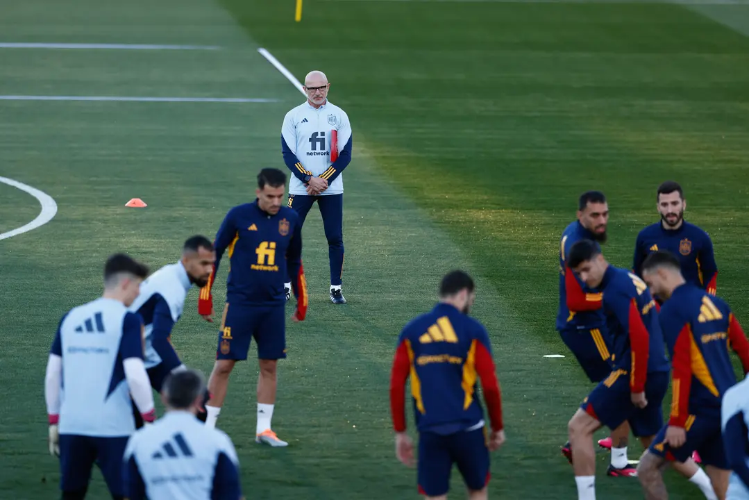 El seleccionador nacional, Luis de la Fuente, dirige uno de los entrenamientos. / Oscar J. Barroso