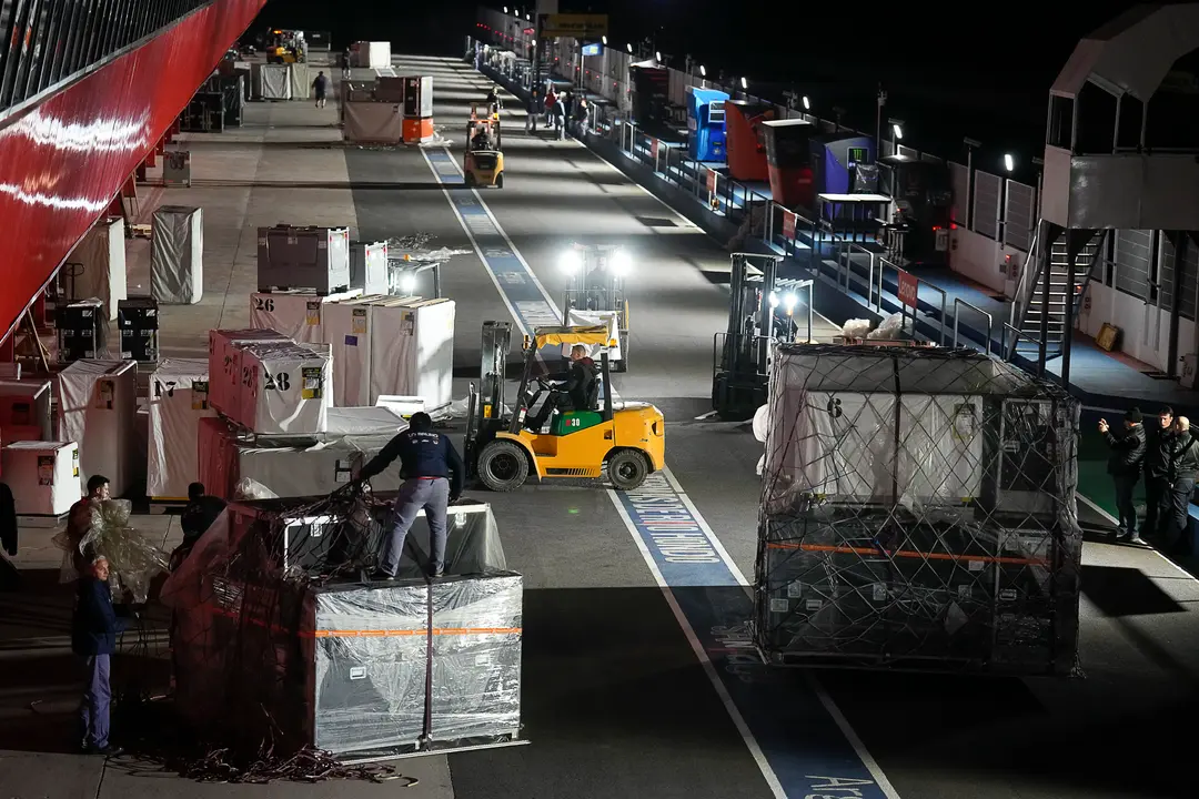 Operadores de Dorna trabajan en la log&iacute;stica durante el Gran Premio de Argentina en 2022. / Dorna