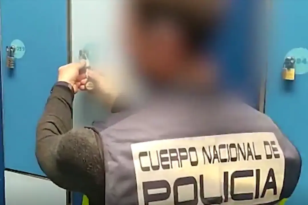 La Polic&iacute;a Nacional durante el registro. / CNP
