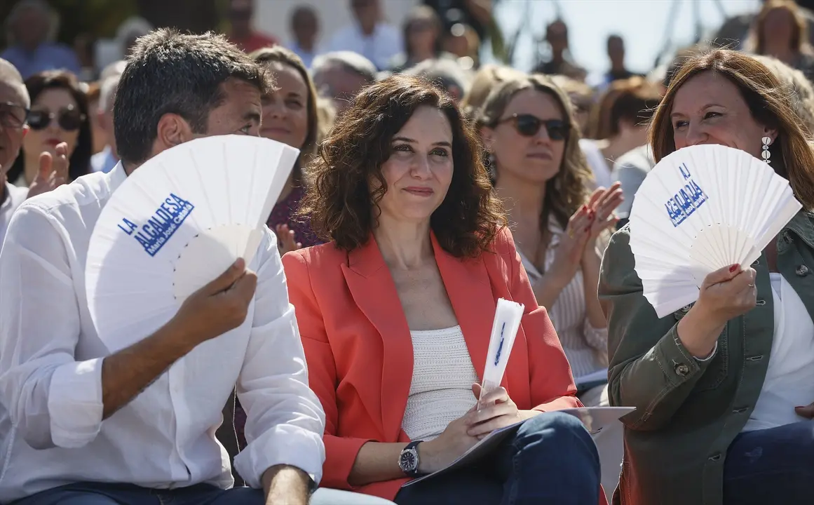 La presidenta de la Comunidad de Madrid, Isabel D&iacute;az Ayuso, y el presidente del PP de la Comunidad valenciana, Carlos Maz&oacute;n, durante un encuentro del Partido Popular de la Comunidad Valenciana. EP / Rober Solsona