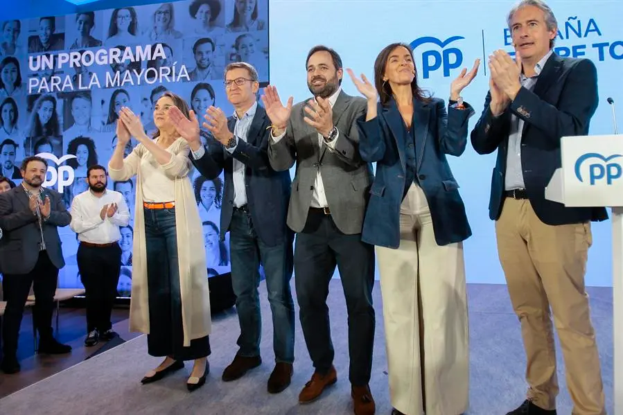 El presidente del Partido Popular, Alberto Nu&ntilde;ez Feij&oacute;o, saluda a simpatizantes de su partido en un acto en Guadalajara. EP / Rafael Mart&iacute;n