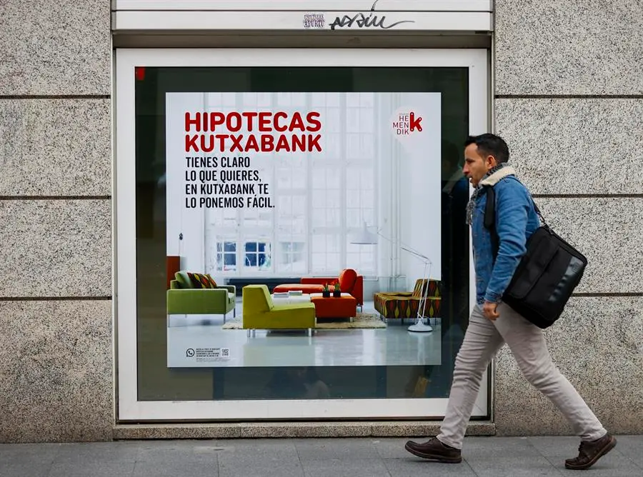 Un cartel de un banco en Bilbao anuncia pr&eacute;stamos para la compra de vivienda. EFE / Luis Tejido