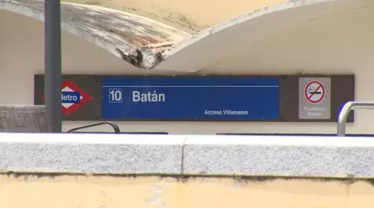 Cartel de la parada de metro de Bat&aacute;n. / EP