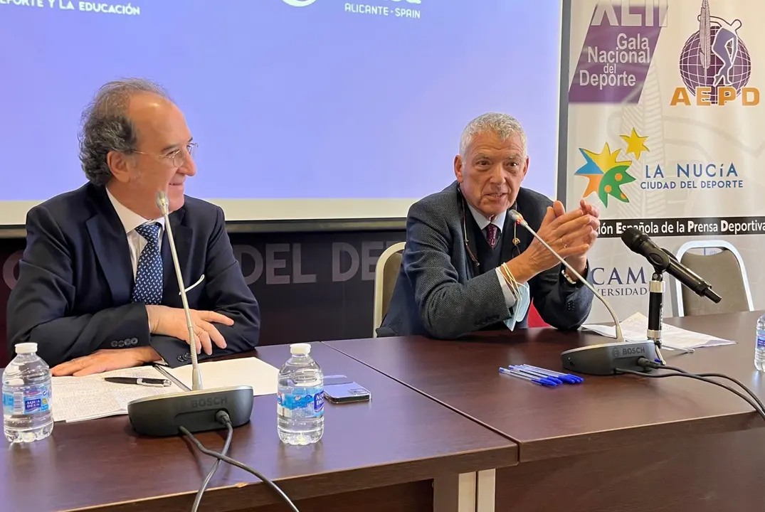 El ex presidente de la Real Federaci&oacute;n Espa&ntilde;ola de F&uacute;tbol (RFEF) &Aacute;ngel Mar&iacute;a Villar y el presidente de la Asociaci&oacute;n Espa&ntilde;ola de la Prensa Deportiva (AEPD), Juli&aacute;n Redondo, en el congreso de la AEPD. / AEPD