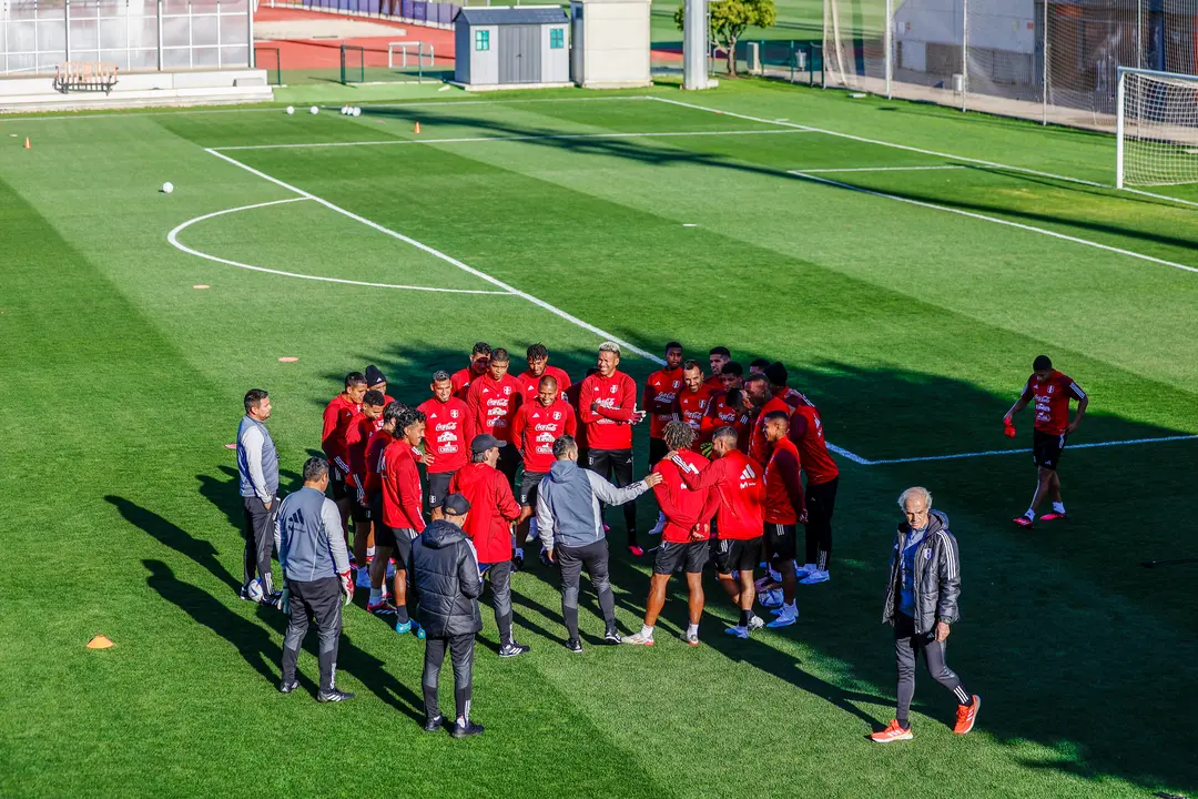 Un momento de la sesi&oacute;n de entrenamiento de la selecci&oacute;n peruana en la Ciudad del F&uacute;tbol de las Rozas, Madrid para preparar los dos encuentros amistosos que Per&uacute; disputar&aacute; en los pr&oacute;ximos d&iacute;as dos amistosos, ante Alemania y Marruecos. / Rodrigo Jim&eacute;nez