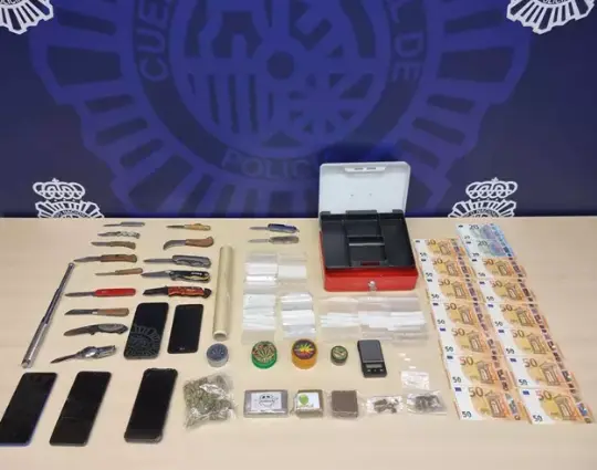 Droga y otros efectos incautados en la operaci&oacute;n. / CNP