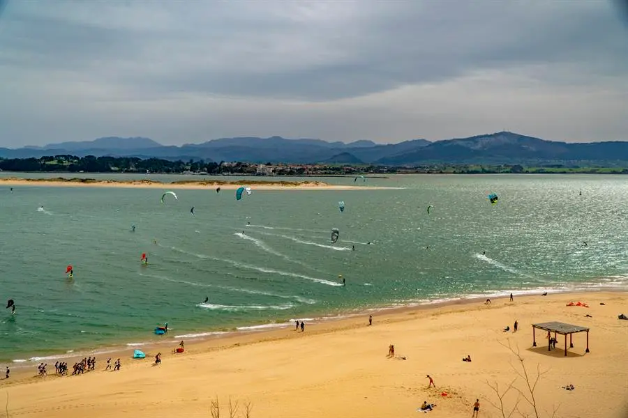 Ba&ntilde;istas disfrutan de un soleado d&iacute;a en la playa del Sardinero en Santander, donde hoy mi&eacute;rcoles las temperaturas alcanzaron los 27 grados de temperatura. / Rom&aacute;n G. Aguilera