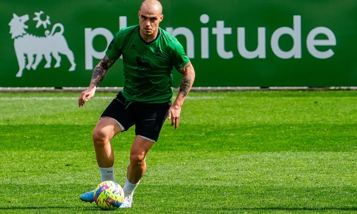 El jugador del Racing Jorge Pombo, durante un entrenamiento. / RRC