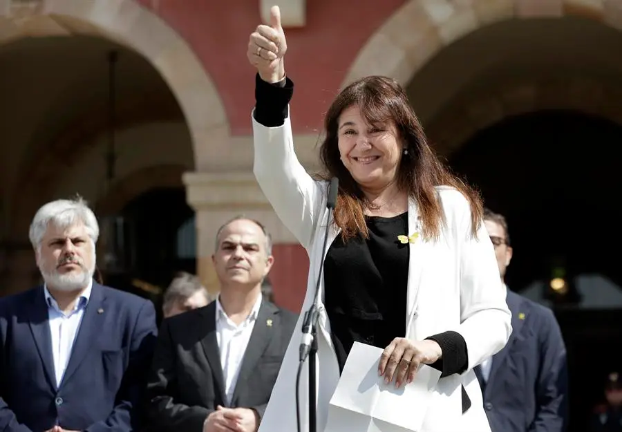 La presidenta suspendida del Parlament de Catalu&ntilde;a, Laura Borr&agrave;s, durante su intervenci&oacute;n frente al edificio del Parlament. / Quique Garcia