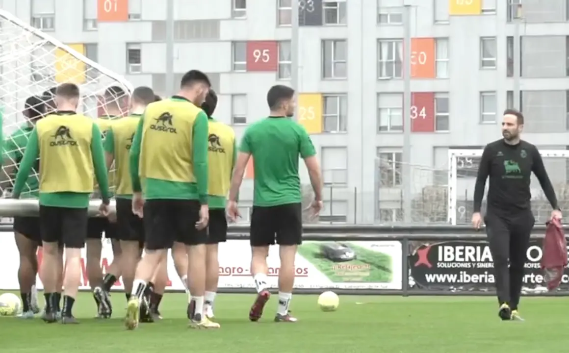 Jugadores del Racing durante el entrenamiento de ayer.