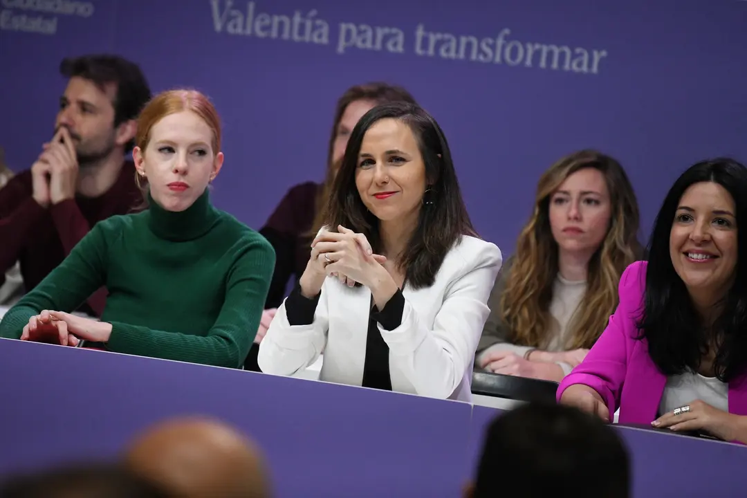 (I-D) La secretaria Organizaci&oacute;n de Podemos y secretaria de Estado de Agenda 2030, Lilith Verstrynge; la secretaria general de Podemos y ministra de Derechos Sociales y Agenda 2030, Ione Belarra; y la secretaria de Internacional y eurodiputada de Podemos, Idoia Villanueva. EP / Fernando S&aacute;nchez