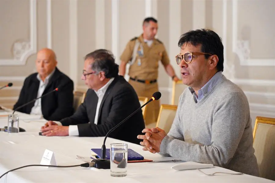 El Alto Comisionado para la Paz, Danilo Rueda (d) durante su intervenci&oacute;n junto al presidente de Colombia, Gustavo Petro (C) y el jefe del equipo negociador de paz del Gobierno, Otty Pati&ntilde;o, en Bogot&aacute; (Colombia). EFE