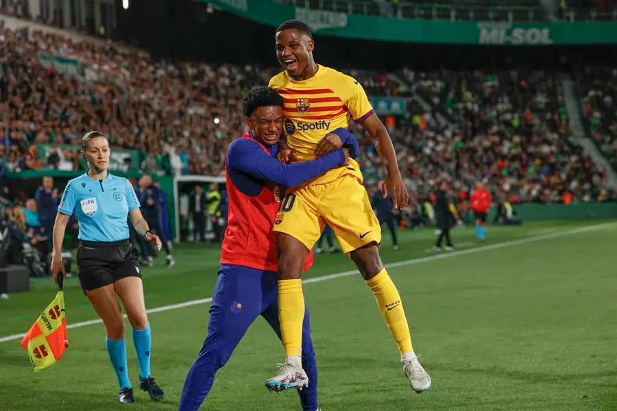 Los jugadores del FC Barcelona, Ansu Fati (d) y Alex Balde, celebran el segundo gol del equipo barcelonista durante el encuentro correspondiente a la jornada 27 de LaLiga Santander que disputaron frente al Elche en el estadio Manuel Martinez Valero de la localidad alicantina. EFE/Biel Ali&ntilde;o.