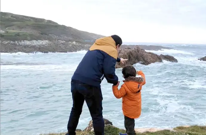 Carlos y su hijo Alejandro, uno de los miles de ni&ntilde;os c&aacute;ntabros con Trastorno del espectro Autista. / ALERTA