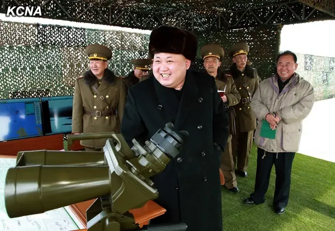 El l&iacute;der norcoreano, Kim Jong Un, ha supervisado este s&aacute;bado unas maniobras de desembarco. EP / Archivo