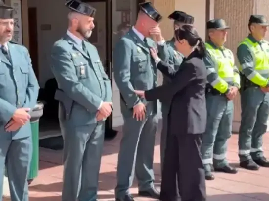 La directora de la Guardia Civil, Mercedes Gonz&aacute;lez, visita la capilla ardiente del agente fallecido en Grado en acto de servicio y traslada sus condolencias a compa&ntilde;eros y familiares. / GC