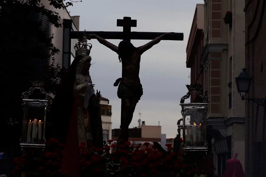 Procesi&oacute;n del Sant&iacute;simo Cristo del Perd&oacute;n y Mar&iacute;a Sant&iacute;sima de la Misericordia desde la parroquia de San Ram&oacute;n Nonato, hoy Viernes de Dolores, en Madrid. EFE/Sergio P&eacute;rez