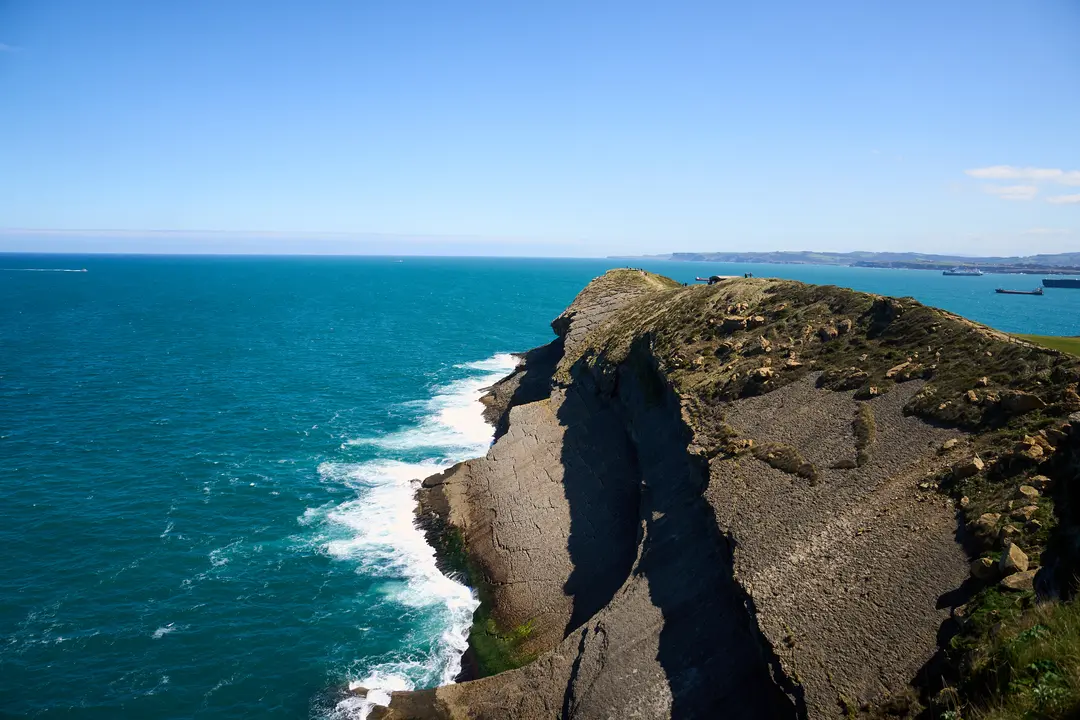 Vista de la costa de Cabo Mayor de la capital c&aacute;ntabra donde ha desaparecido el buque pesquero Villaboa Uno, a 3 de abril de 2023, en Santander, Cantabria (Espa&ntilde;a). Dos personas han muerto, una ha resultado herida grave, otra ha desaparecido y seis han sido rescatadas en la madrugada de hoy como consecuencia del naufragio del buque pesquero Villaboa Uno, con sede en Santander, frente a la costa de Cabo leer m&aacute;s Mayor de la capital c&aacute;ntabra. El dispositivo de rescate contin&uacute;a para buscar al tripulante desaparecido en el hundimiento, cuyas causas se desconocen por el momento.