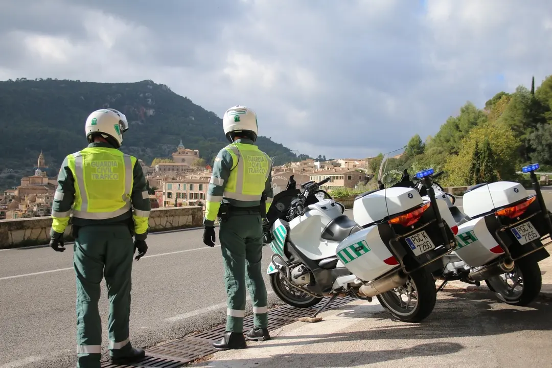 Agentes de la Guardia Civil de Tr&aacute;fico. / GC