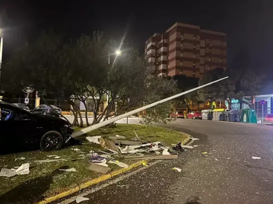 Un conductor ebrio estrella su coche contra el m&aacute;stil de una rotonda en Algeciras. / Ayto.