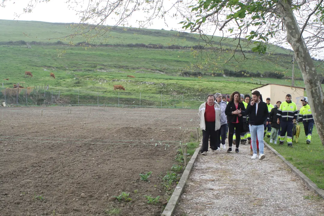 Visita las parcelas destinadas a Huertos municipales en Cortiguera. / Alerta