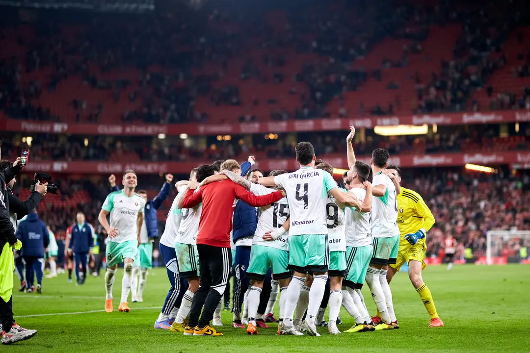 Los jugadores de Osasuna celebran el pase a la final de la Copa del Rey. / Ricardo Larreina