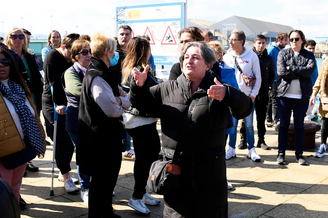 La familiar de uno de los fallecidos protesta durante un minuto de silencio por las v&iacute;ctimas del naufragio del Vilaboa Uno. / Juan Manuel Serrano