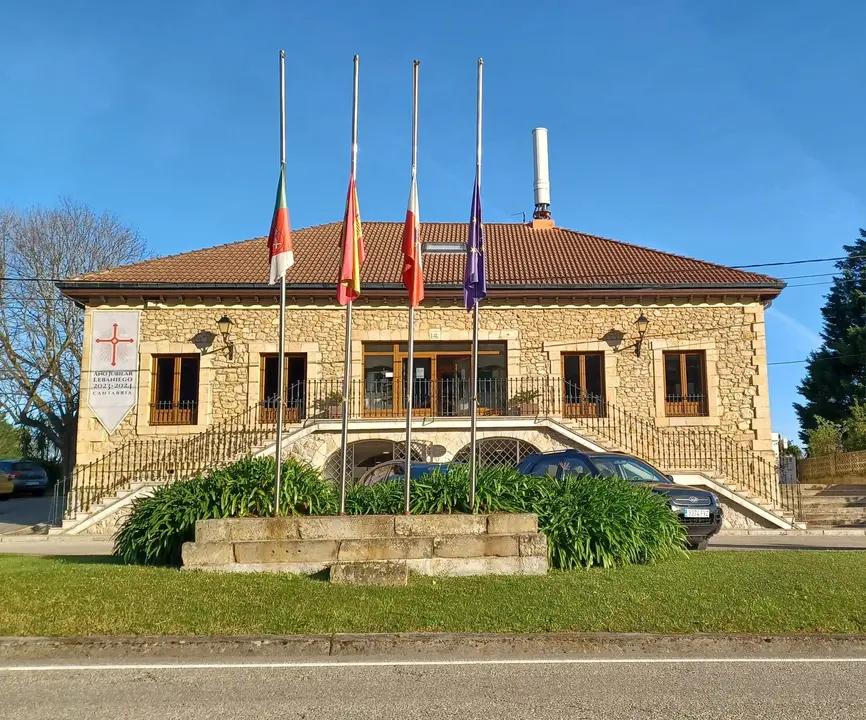 Ayuntamiento de Ribamont&aacute;n al Mar con las banderas a media asta. / Ayto.