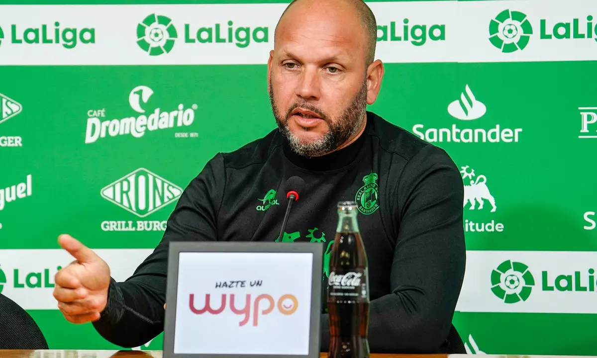 El entrenador del Racing, Jos&eacute; Alberto, durante una rueda de prensa. / RRC