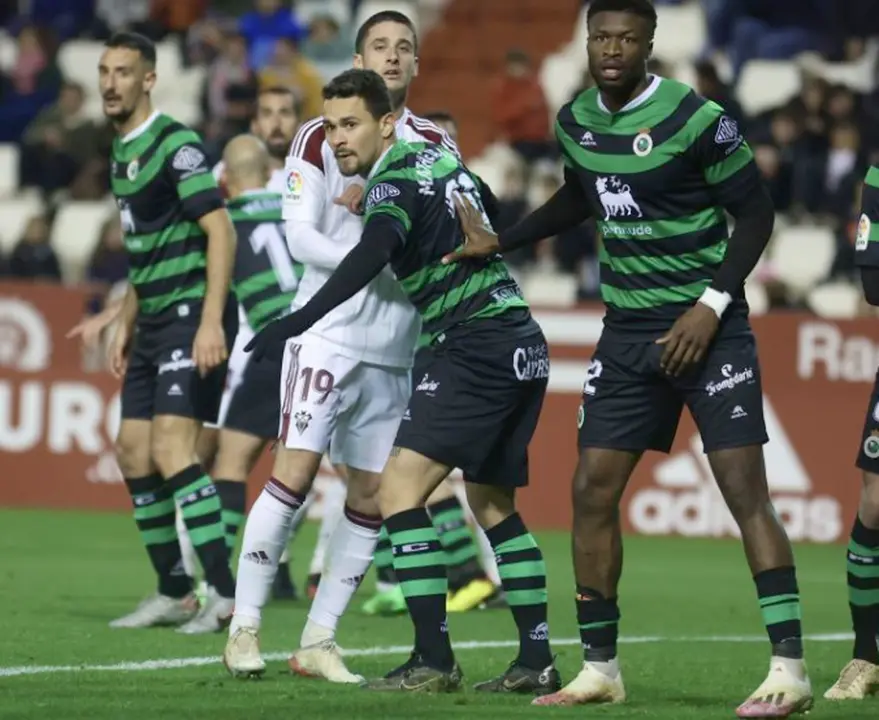 Jugadores del Racing y del Albacete en el partido de ida de esta temporada. / La LIGA