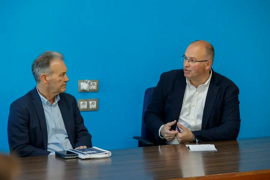 El vicesecretario de organizaci&oacute;n del Partido Popular Miguel Tellado (d), se re&uacute;ne con el comit&eacute; de campa&ntilde;a del PP local de Nar&oacute;n y con el candidato a la alcald&iacute;a de Nar&oacute;n Germ&aacute;n Castrill&oacute;n (i). EFE / Kiko Delgado