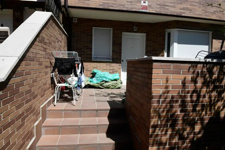 Vista de la vivienda del n&uacute;mero 48 de la calle Clara Campoamor en Colmenar Viejo, en el que la pareja de esta localidad madrile&ntilde;a fue detenida por el presunto maltrato de sus ocho hijos menores de edad. EFE / V&iacute;ctor Lerena