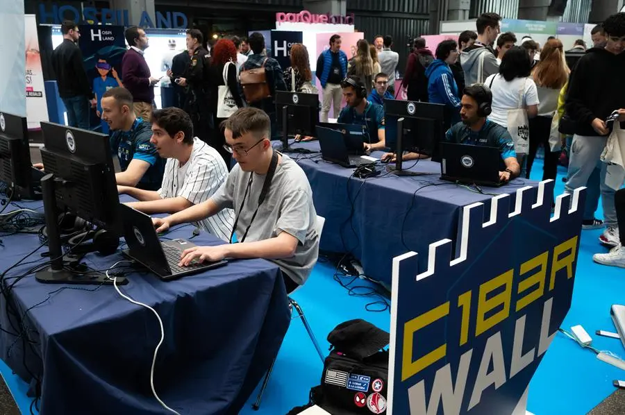 Varias personas asisten al Metaverso Pro Day, el evento tecnol&oacute;gico dedicado al metaverso, web3, realidad virtual y realidad aumentada, el pasado marzo en Madrid. EFE/ Fernando Villar