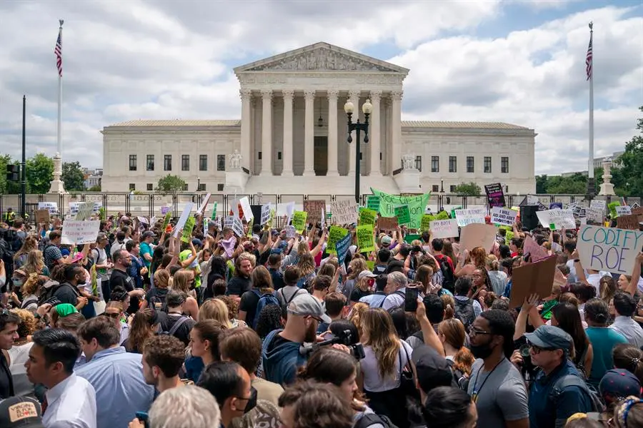 Personas a favor y en contra del derecho al aborto se manifiestan frente al Tribunal Supremo de Estados Unidos, en Washington, en una fotograf&iacute;a de archivo. EFE / Shawn Thew