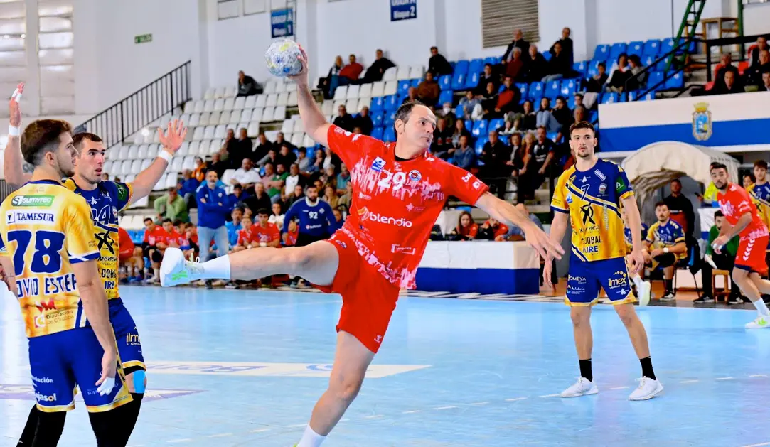 Un jugador del Sinf&iacute;n. / Trapero Sport