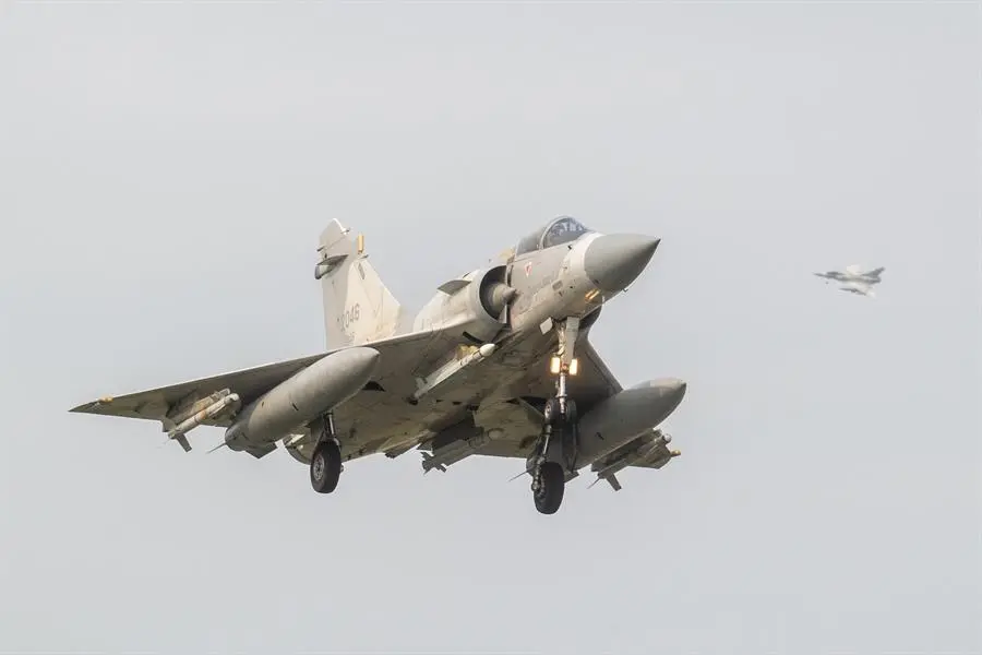 Un Mirage 2000 de las fuerzas a&eacute;reas de Taiwanen vuelo de reconocimiento en el segundo d&iacute;a de maniobras militares del Ej&eacute;rcito chino en torno a la isla. EFE / RITCHIE B. TONGO