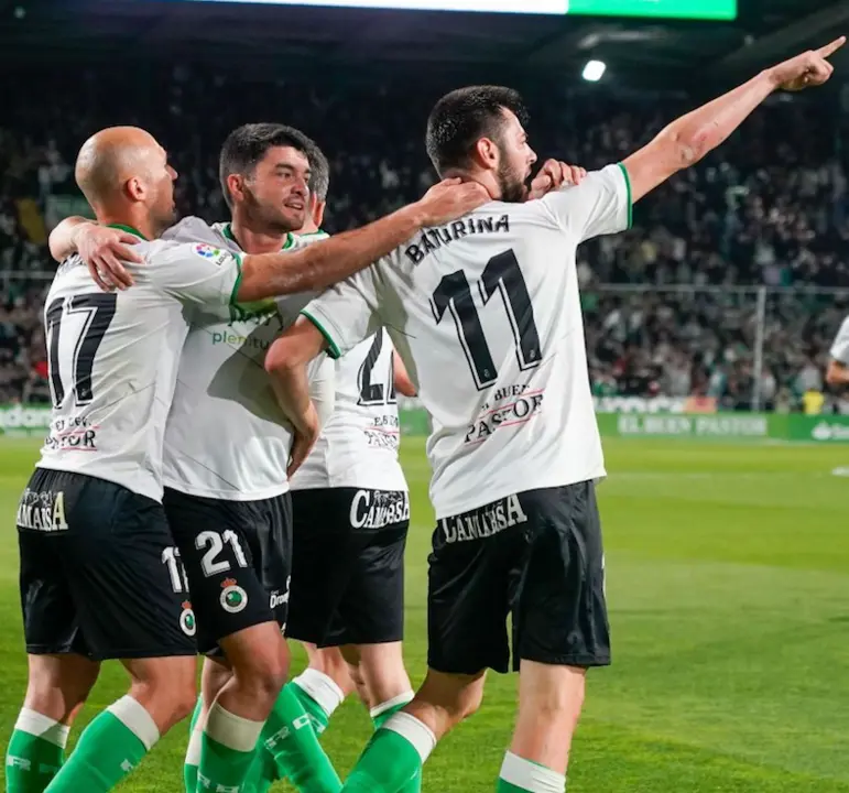 Jugadores del Racing celebrando uno de los goles. / LA LIGA