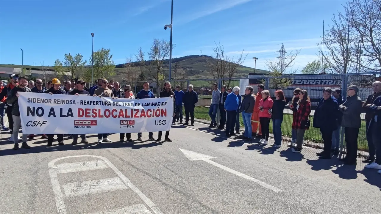 Concentraci&oacute;n a las puertas de Sidenor. / ALERTA