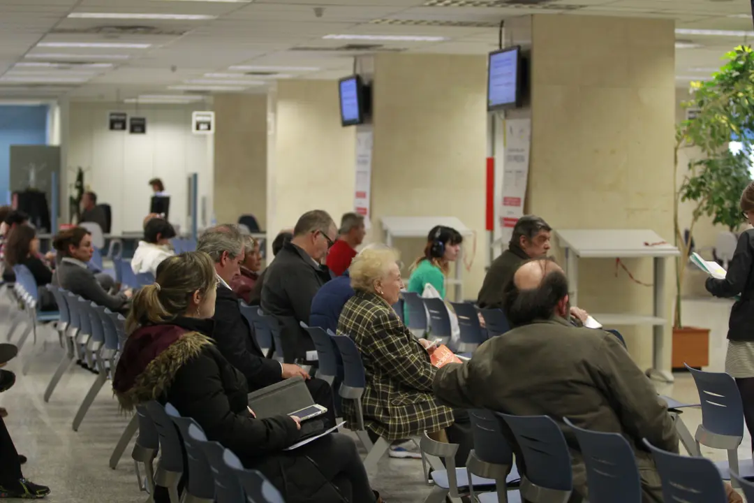 Varias personas esperan para presentar su declaraci&oacute;n de la renta. / Alerta