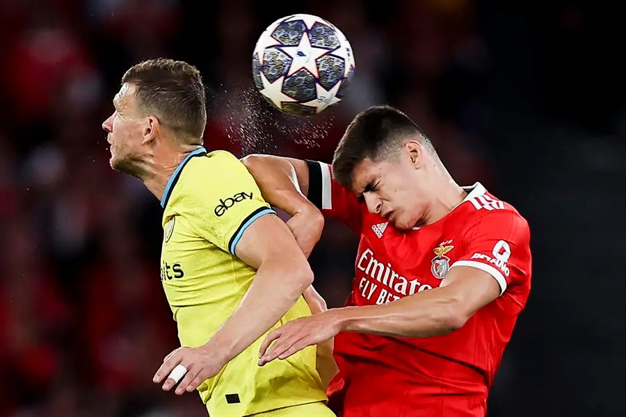Antonio Silva (d), del Benfica, disputa el bal&oacute;n con Edin Dzeko, del Inter de Mil&aacute;n, durante el partido de ida de cuartos de final de la Liga de Campeones de la UEFA entre el SL Benfica y el Inter de Mil&aacute;n disputado en el estadio Luz de Lisboa, Portugal, el 11 de abril de 2023. (Liga de Campeones, Lisboa) EFE/EPA/JOSE SENA GOULAO