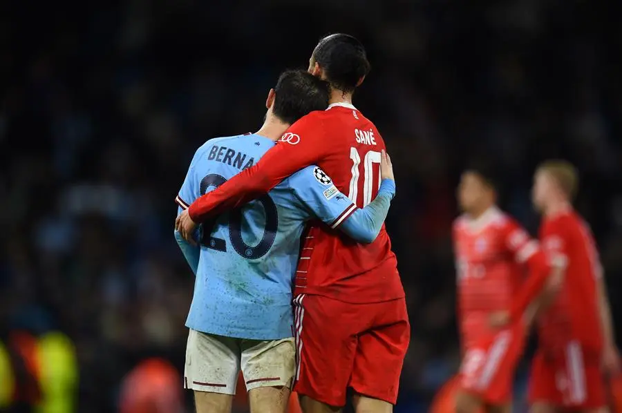 Bernardo Silva, del Manchester City, abraza a Leroy Sane, del Bayern de M&uacute;nich, tras el partido de ida de cuartos de final de la Liga de Campeones de la UEFA entre el Manchester City y el Bayern de M&uacute;nich en M&aacute;nchester, Gran Breta&ntilde;a, 11 de abril de 2023. (Liga de Campeones, Reino Unido) EFE/EPA/PETER POWELL