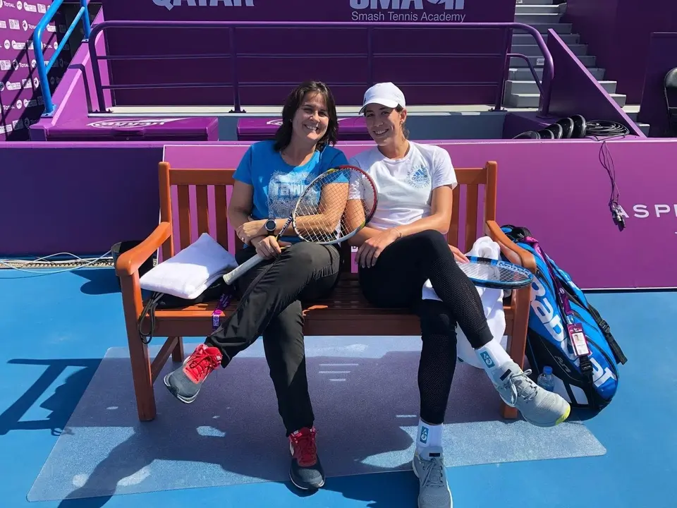 La tenista espa&ntilde;ola Garbi&ntilde;e Muguruza (D) y la extenista Conchita Mart&iacute;nez (I). / EP