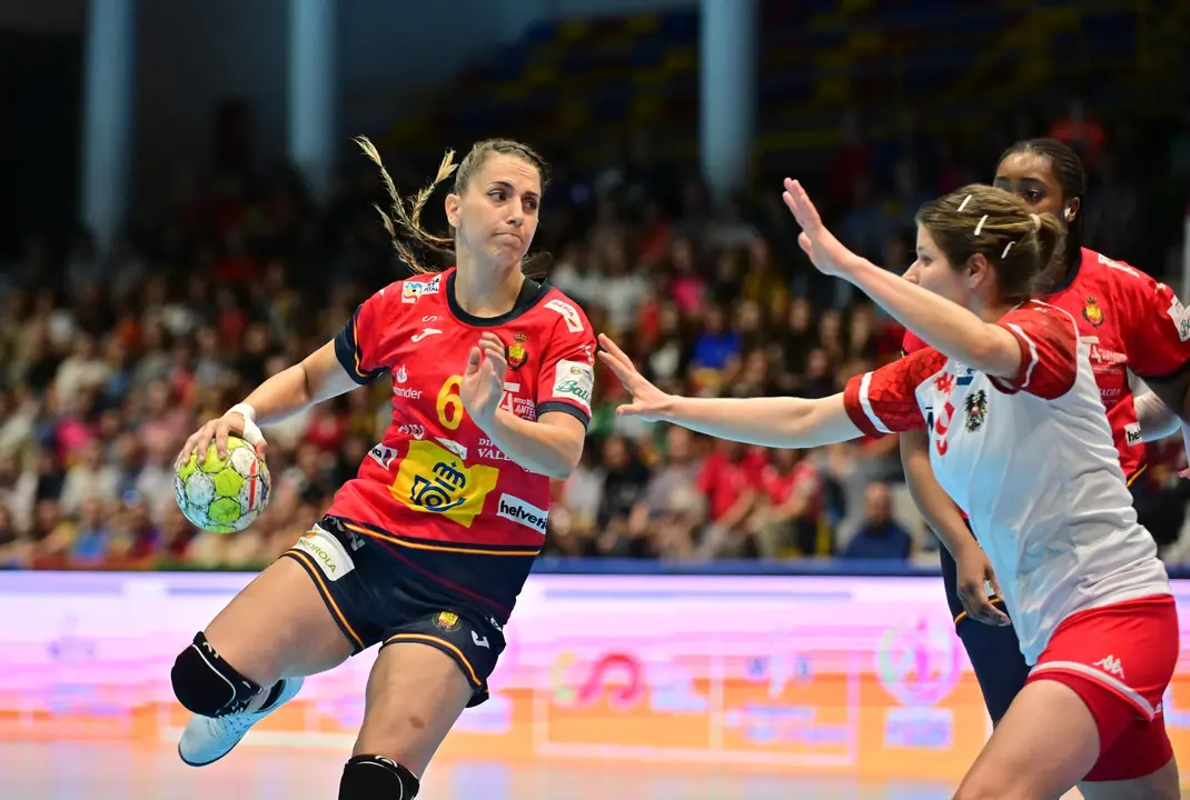 Una de las jugadoras de la Selecci&oacute;n Espa&ntilde;ola de Balonmano. / RFEBM