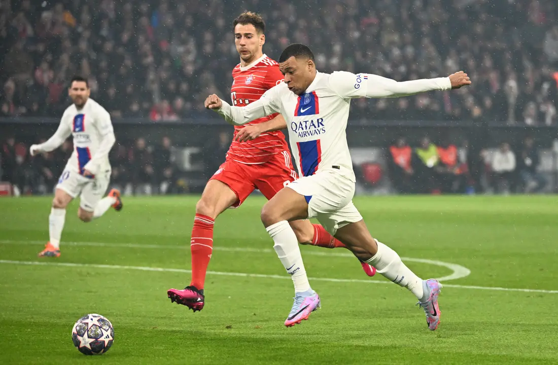 Kylian Mbapp&eacute; intenta escaparse de Leon Goretzka en el Bayern-PSG de la Liga de Campeones 20222-2023. / Sven Hoppe
