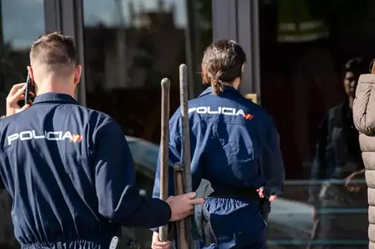 Dos agentes de la Polic&iacute;a Nacional. / Mat&iacute;as Chiofalo