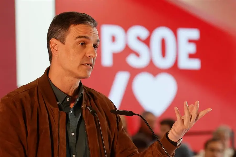 El secretario general del PSOE y presidente del Gobierno, Pedro S&aacute;nchez, interviene en la jornada de clausura de la Conferencia Municipal del PSOE, este domingo en Valencia. EFE/Kai Forsterling